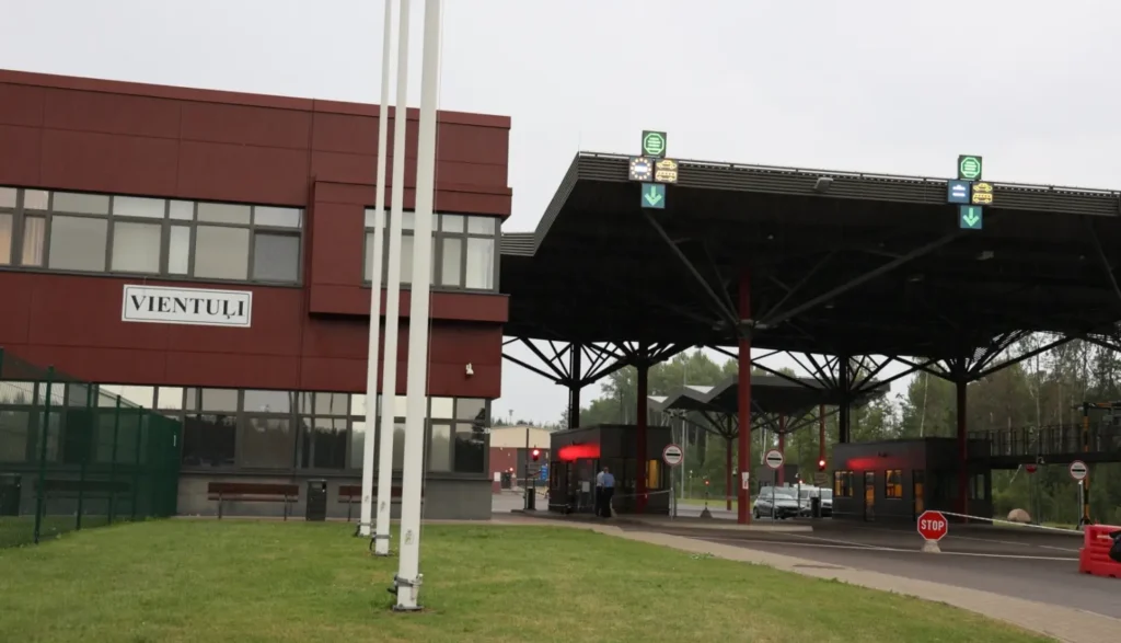 С 15 октября выезд из Латвии только по электронной записи